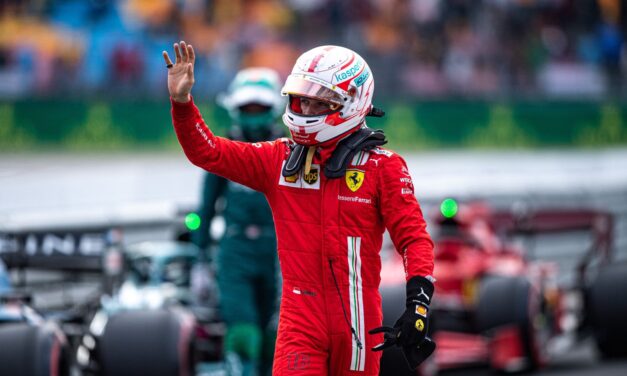 L’azzardo di Ferrari costa il podio a Leclerc, ma vince contro Hamilton