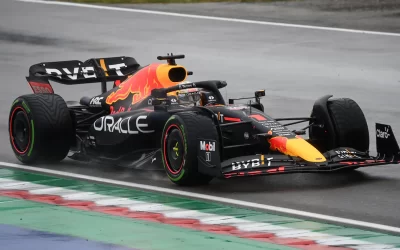 Verstappen conquista la Pole, Leclerc secondo. Mercedes in difficoltà.