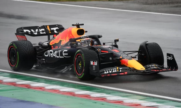 Verstappen conquista la Pole, Leclerc secondo. Mercedes in difficoltà.