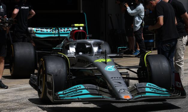 Il nuovo fondo e il secondo motore spingono in alto la Mercedes