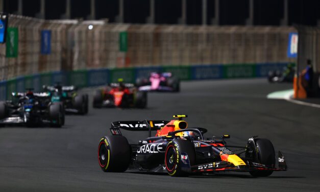 Perez vince a Jeddah, dominio Red Bull. Alonso penalità, notte fonda a Maranello