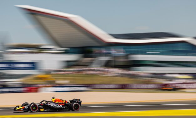 FP1 Silverstone: Red Bull si esalta, Mercedes studia le novità. Sorpresa Albon