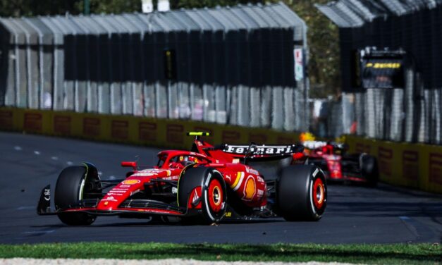 Alba rossa in Australia, Sainz vince davanti a Leclerc, Verstappen ritirato