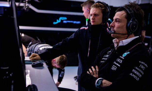 Wolff: “La W15 ha 70 punti di carico in più ma non li vediamo in pista”