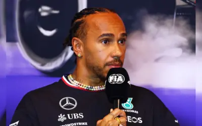 Hamilton: “Parlo molto con Elkann, ma solo di moda”
