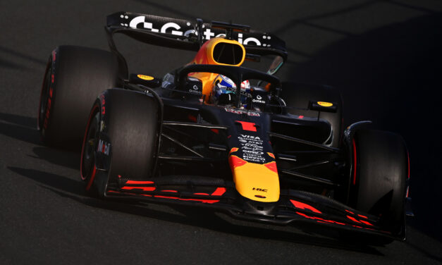 Fenomeno Verstappen, battuto Piastri. Leclerc tiene a galla la Ferrari. Norris a muro