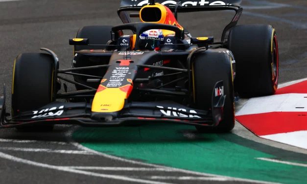 Verstappen domina. Primo podio di Sainz e Williams, debacle Ferrari e McLaren