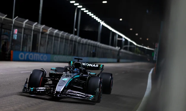 Russell domina e vince davanti a Verstappen. McLaren vince il mondiale costruttori