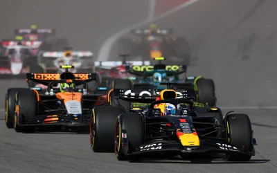 ‘Patatrac’ McLaren al via della Sprint, Verstappen vince e accorcia in classifica