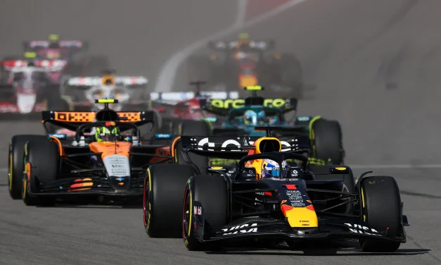 ‘Patatrac’ McLaren al via della Sprint, Verstappen vince e accorcia in classifica