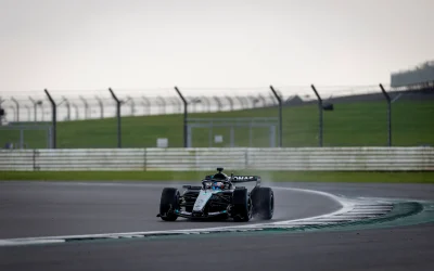 Ecco la ‘vera’ Mercedes W17: doppio push rod e il mouse hole nel diffusore!