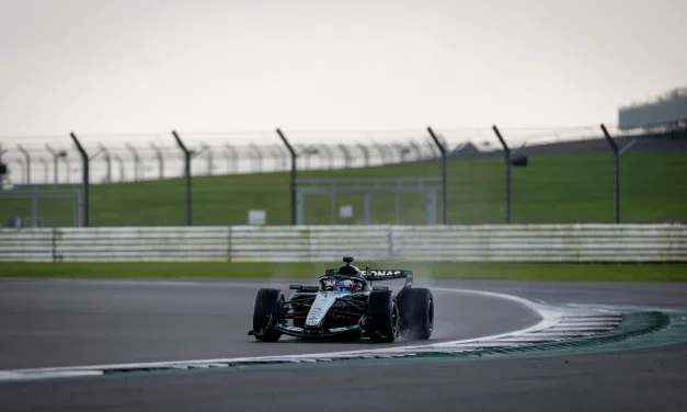 Ecco la ‘vera’ Mercedes W17: doppio push rod e il mouse hole nel diffusore!