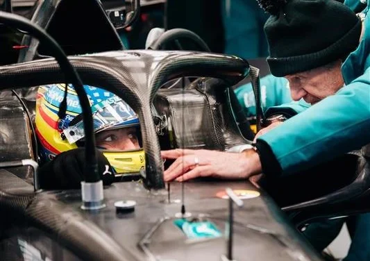 Alonso e l’aura di Newey: “Nel garage tutti lo guardano, ha sempre qualcosa da insegnare”