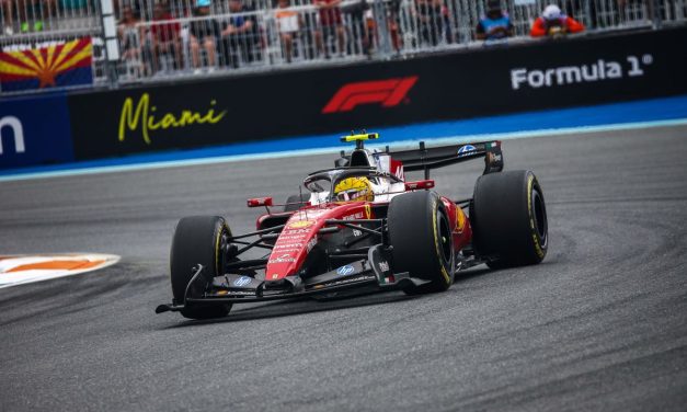 Hamilton: “Ho perso un pezzo di macchina nel contatto, mi è costato mezzo secondo al giro”
