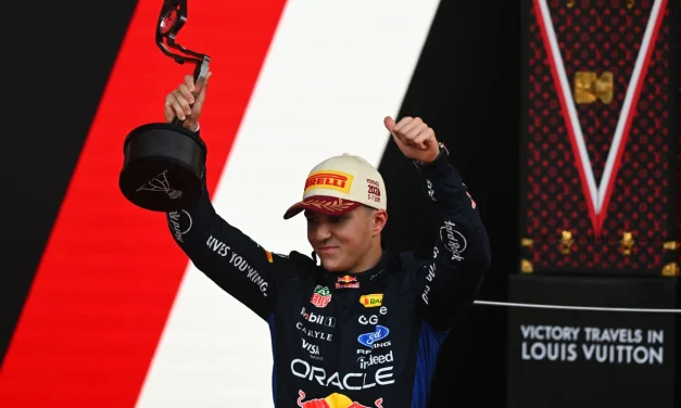 Red Bull, podio miracoloso per Hadjar. Verstappen: “Al via pregavo che mi schivassero”