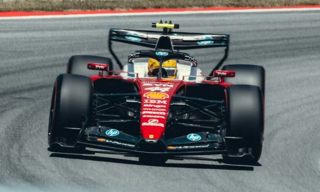 Hamilton nella storia, a Barcellona la prima vittoria con la Ferrari! Antonelli e Leclerc out