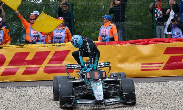Russell duro con Mercedes: “chiedo solo una macchina uguale a Kimi”
