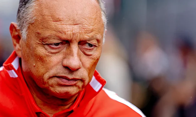 Ferrari e l’indecisione sulla strategia in Qualifica. Vasseur: “McLaren 1-2 decimi davanti. La Soft nuova può essere un vantaggio in gara”