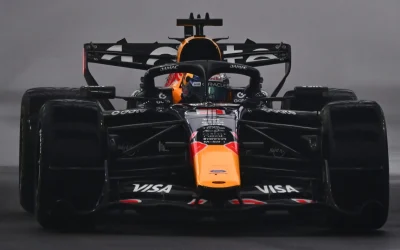 Verstappen vince la Sprint. Due Ferrari a podio, Russell a muro e scontro tra le McLaren